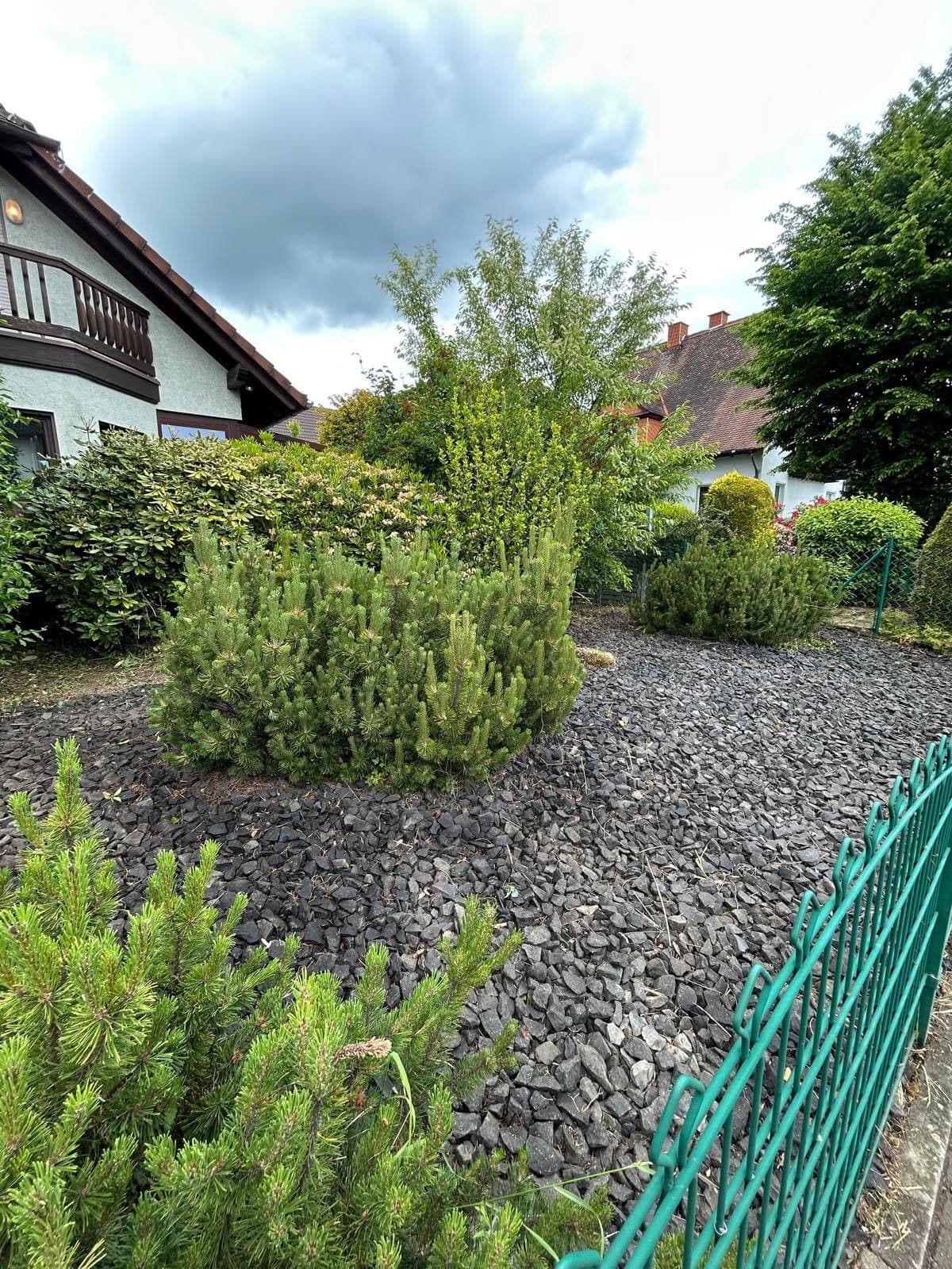 Beetsanierung in Marburg – verwilderter Vorgarten vorher, nachher freigeschnitten mit Basaltschotter